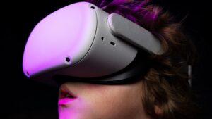 Meta Employees Find Firm's Metaverse Headsets 'Glitchy', Unwieldy